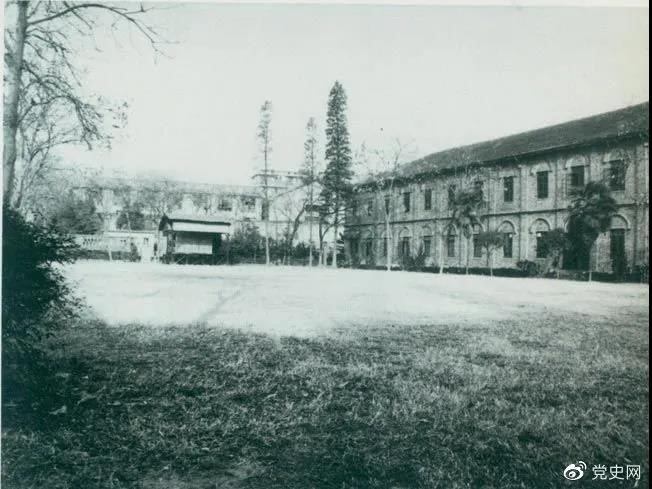 　　1927年3月18日，毛澤東出席在武昌舉行的河南武裝農民代表大會(huì )，并作湖南農運狀況報告。圖為大會(huì )會(huì )場(chǎng)——武昌農講所大操場(chǎng)。