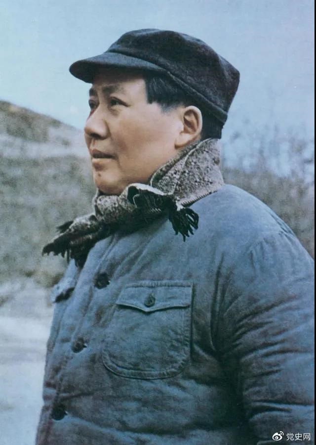 　　1947年3月18日，中共中央機關(guān)主動(dòng)撤離延安。毛澤東和周恩來(lái)、任弼時(shí)等繼續留在陜北，指揮全國人民解放戰爭。這是轉戰陜北前夕的毛澤東。